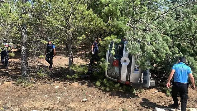 Karaman'da kontrolden çıkan hafif ticari araç çam ağaçlarına çarparak devrildi: 5 yaralı
