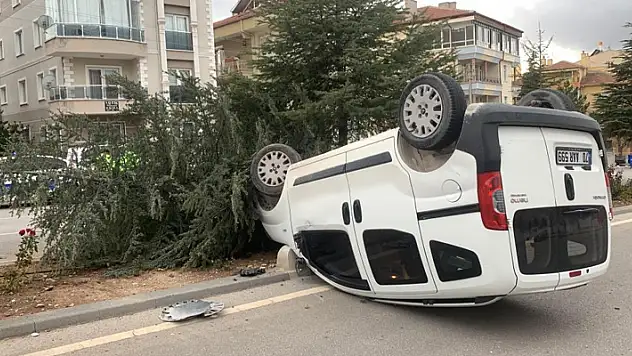 Karaman'da kontrolden çıkan hafif ticari araç, refüjdeki ağacı kırarak devrildi: 1 yaralı
