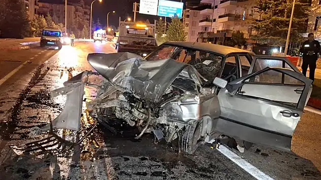 Karaman'da kontrolden çıkan otomobil beton duvara çarptı: 2 yaralı
