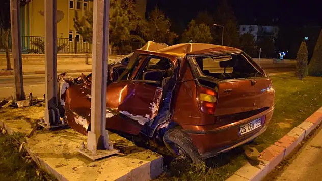 Karaman'da kontrolden çıkan otomobil yön levhasına çarptı: 4 yaralı
