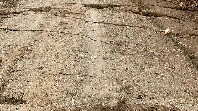 Karaman'da korkutan manzara!  Tarla yolunda yüzey yarıkları oluştu
