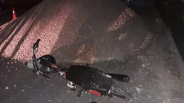 Karaman'da kum yığınına çarpan motosikletin sürücüsü yaralandı