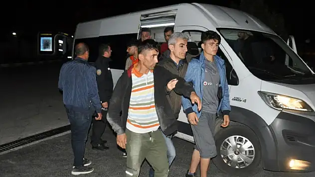 Karaman'da kumar oynarken yakalanan Afganlar sınır dışı edildi
