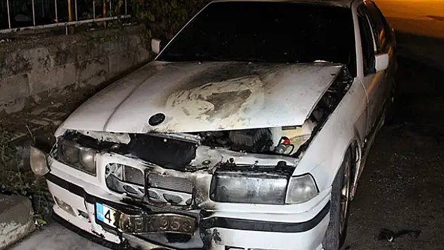 Karaman'da kundaklanan otomobil alev topuna döndü