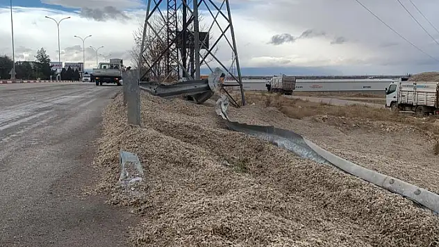 Karaman'da küspe yüktü tır devrildi: 1 yaralı
