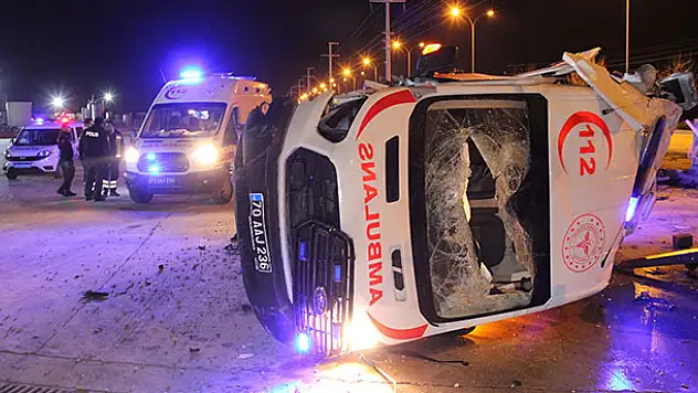 Karaman'da lastiği patlayan ambulans beton bariyere çarparak fabrika bahçesine devrildi: 3 yaralı
