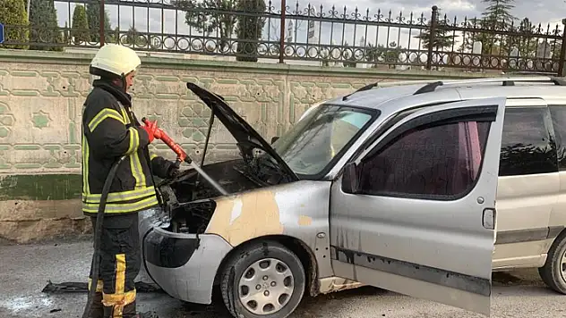 Karaman'da mezarlık ziyaretine giden vatandaşın aracı yandı 