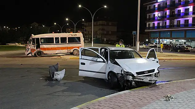 Karaman'da minibüs ile otomobil çarpıştı: 3 yaralı