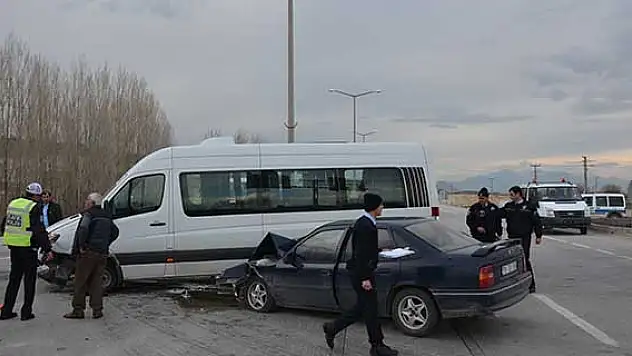 Karaman'da minibüs ile otomobil çarpıştı: 14 yaralı