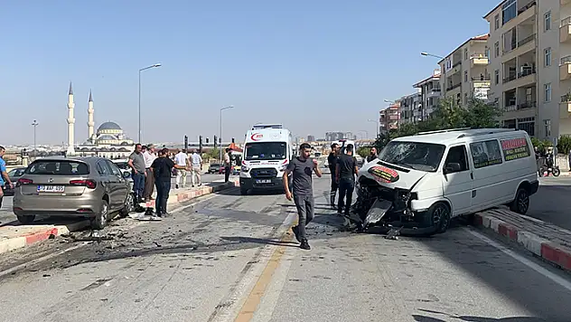 Karaman'da minibüs ile otomobil kafa kafaya çarpıştı: 6 yaralı
