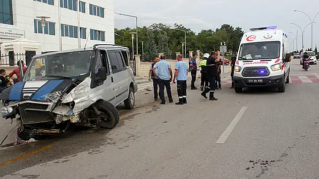 Karaman'da  minibüsüyle bahçe duvarına çarpan ehliyetsiz ve alkollü sürücüye 22 bin TL ceza

