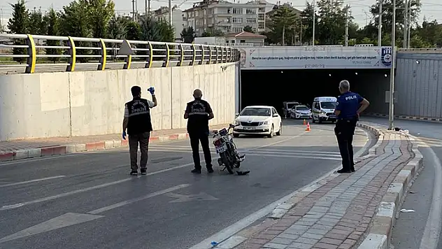 Karaman'da motosiklet alt geçit çıkışında aydınlatma direğine çarptı: 1 ölü, 1 yaralı
