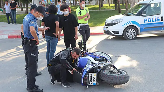 Karaman'da motosiklet devrildi: 2 yaralı