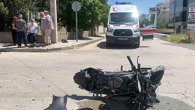 Karaman'da motosiklet ile servis minibüsü çarpıştı: 2 yaralı

