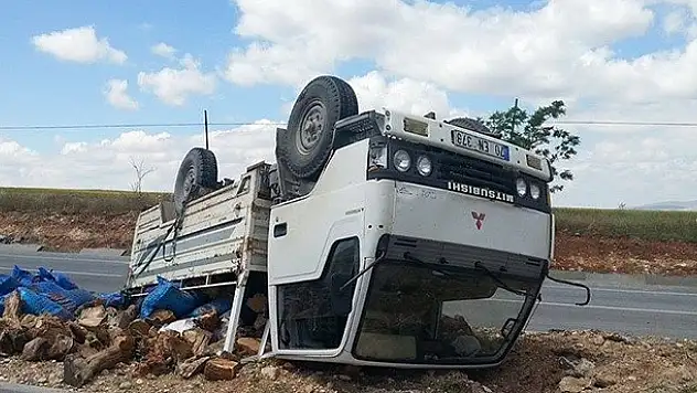 Karaman'da odun ve kömür yüklü kamyonet devrildi: 1 yaralı