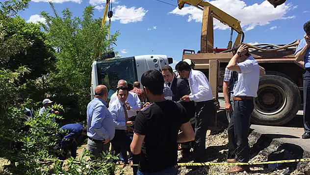 Karaman'da öğrenci midibüsü devrildi: 1 ölü 20 yaralı