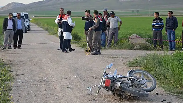 Karaman'da okul servisi motosiklete çarptı: 1 ölü