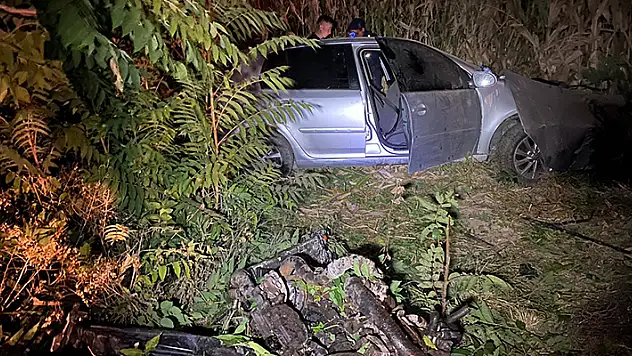 Karaman'da otomobil ağaca çarpıp, tarlaya savruldu: 1 ölü, 1 yaralı


