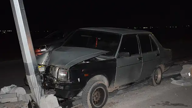 Karaman'da otomobil aydınlatma direğine çarptı: 1 yaralı

