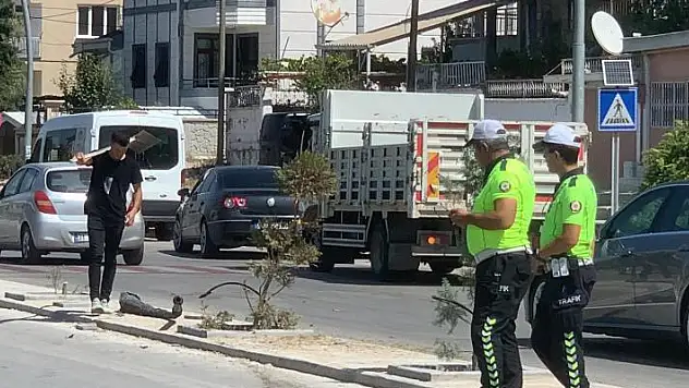 Karaman'da otomobil aydınlatma direğini devirdi: 2 yaralı
