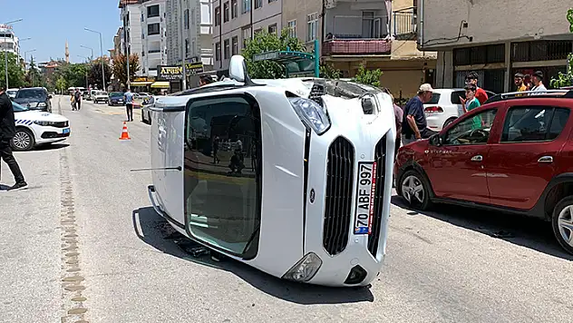 Karaman'da otomobil ile çarpışan hafif ticari araç yan yattı

