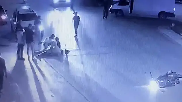Karaman'da otomobil ile çarpışan motosiklet ve sürücüsünün savrulma anı kamerada
