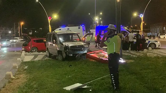 Karaman'da otomobil ile hafif ticari aracın karıştığı kazada 1'i ağır 4 kişi yaralandı
