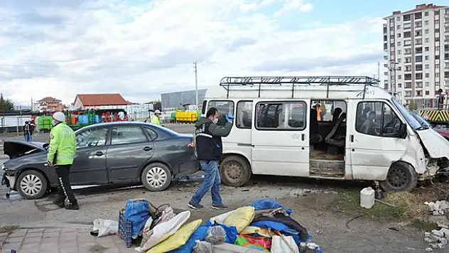 Karaman'da otomobil ile minibüs çarpıştı: 4 yaralı