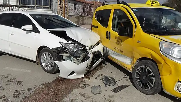Karaman'da otomobil ile ticari taksi çarpıştı: 1 yaralı
