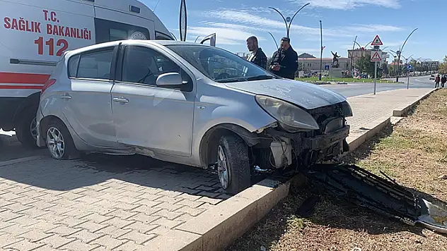 Karaman'da otomobil karşı şeride geçerek kaldırıma çıktı: 1 yaralı
