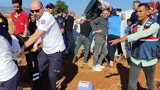 Karaman'da otomobil şarampole takla attı: 2'si ağır 3 yaralı
