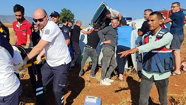 Karaman'da otomobil şarampole takla attı: 2'si ağır 3 yaralı
