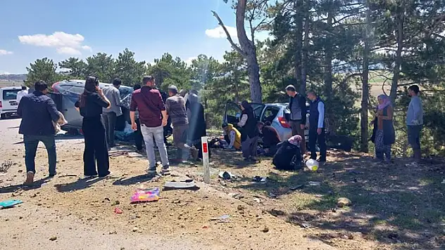 Karaman'da otomobil yol kenarında duran otomobile çarptı: 2'si ağır, 6 yaralı
