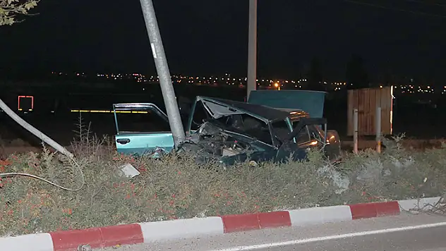 Karaman'da otomobilin direğe çarpması sonucu 2 kişi yaralandı
