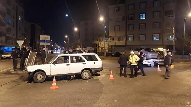 Karaman'da otomobiller kavşakta çarpıştı, 2 kişi yaralandı