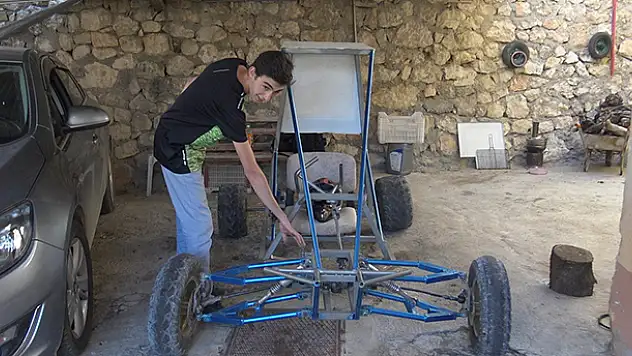Karaman'da pandemi sürecinde evde sıkılan liseli genç, su motorundan 'buggy' araba yaptı