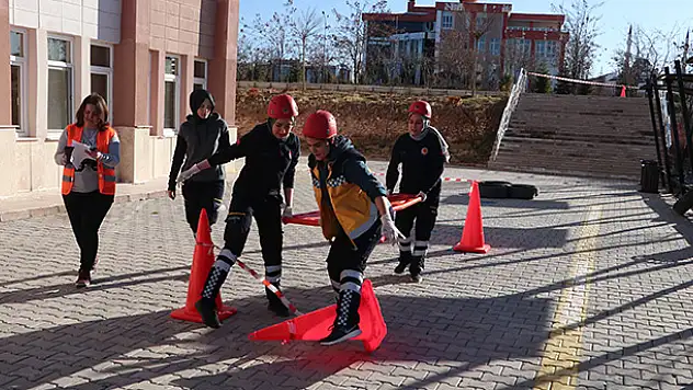 Karaman'da paramedik adayları 'Ambulans Rallisi'nde yarıştı