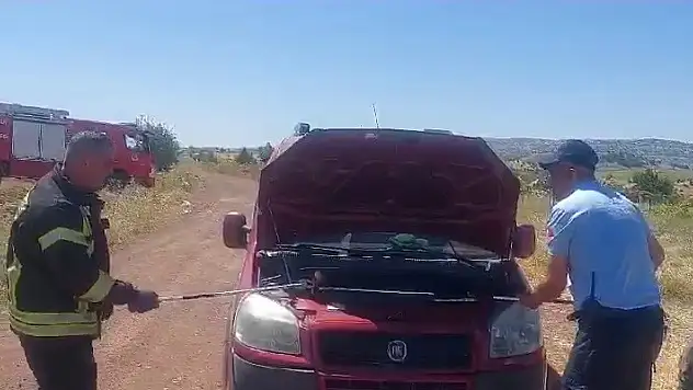 Karaman'da park halindeki aracın motorundan 1.5 metre uzunluğunda yılan çıktı