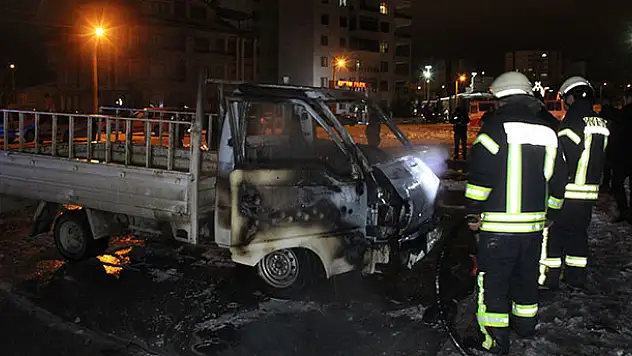 Karaman'da park halindeki kamyonet alev alev yandı
