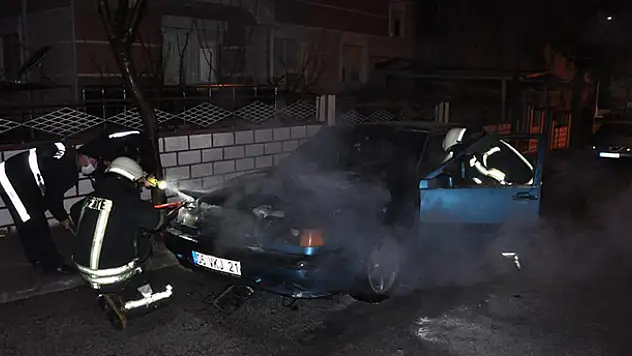 Karaman'da park halindeki otomobil alev alev yandı