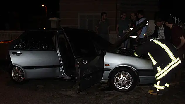 Karaman'da park halindeki otomobil yandı