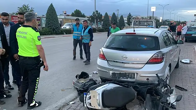 Karaman'da park halindeki otomobile çarpan motosiklet parçalandı: 1 yaralı
