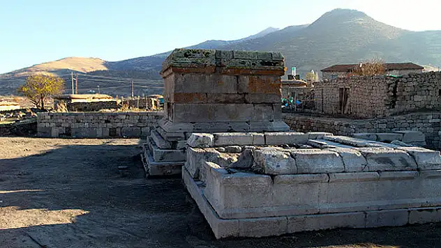 Karaman'da piramidal anıt mezar ve tapınak bulundu