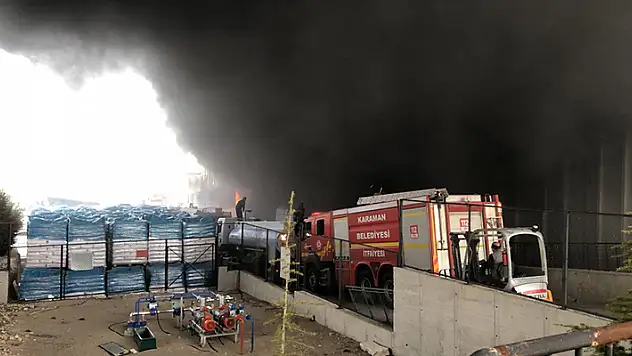 Karaman'da plastik malzeme üreten fabrikada yangın çıktı
