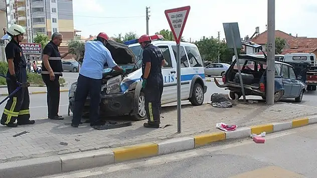 Karaman'da Polis Aracıyla Otomobil Çarpıştı : 2 Yaralı