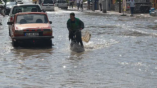 Karaman'da sağanak hayatı olumsuz etkiledi
