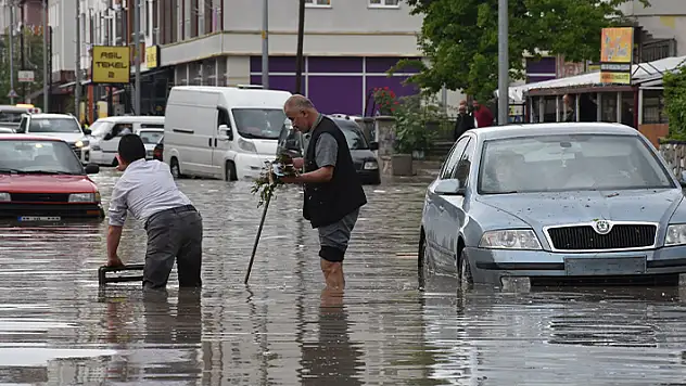 Karaman'da sağanak hayatı olumsuz etkiledi

