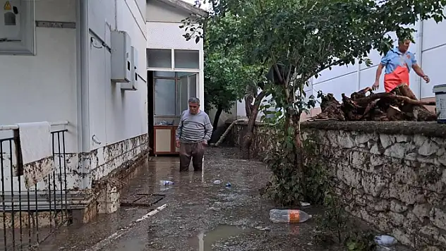 Karaman'da sağanak sonrası evlerinde mahsur kalan aile 1 saat sonra kurtarıldı
