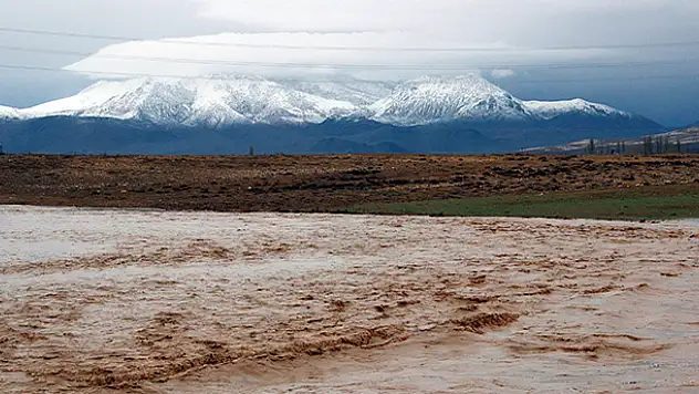 Karaman'da sağanak yağış dereleri taşırdı