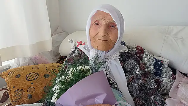 Karaman'da sağlık ekipleri 100 yaşına giren kadının doğum gününü kutladı
